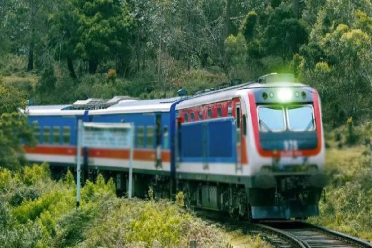 யாழிலிருந்து கொழும்பு நோக்கி சென்ற ரயிலில் மோதி இரண்டு பிள்ளைகளின் தாய் பலி | Woman Killed After Being Hit By Train