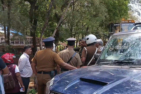 திருகோணமலை கடற்கரையில் சட்டவிரோத உணவகக் கட்டுமானம் அகற்றும் நடவடிக்கை தோல்வியில்.. | Illegal Restaurant Construction Removed Trinco திருகோணமலை கடற்கரையில் சட்டவிரோத உணவகக் கட்டுமானம் அகற்றும் நடவடிக்கை தோல்வியில்.. | Illegal Restaurant Construction Removed Trinco