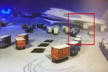 சிகாகோ விமான நிலையத்தில் விபத்துக்குள்ளான சரக்கு விமானம் !