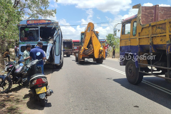 திருகோணமலையில் இடம்பெற்ற விபத்தில் மூவர் காயம்(Video) | Trincomalee Bus Accident
