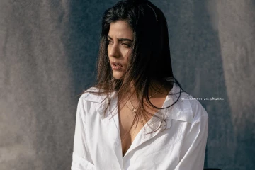 சட்டை மட்டும் போட்டு ஐஸ்வர்யா ராஜேஷ் உச்சகட்ட கவர்ச்சி போஸ்