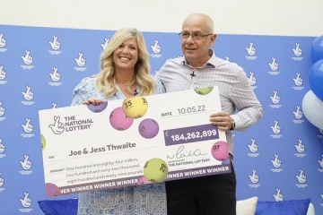 பிரித்தானியாவின் மிகப்பெரிய ஜாக்பாட்டை அள்ளிய தம்பதி: பரிசு கிடைத்ததும் மனைவிக்கு சொல்லாமல் கணவர் செய்த செயல்