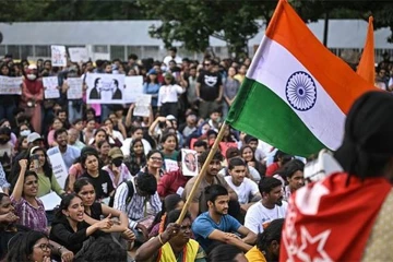 ‘කැරපොත්තු ජනතා පක්ෂ’ විරෝධතා උණුසුම් වෙද්දී මෝදි රජයට දැඩි පීඩනයක් එල්ලවෙයි