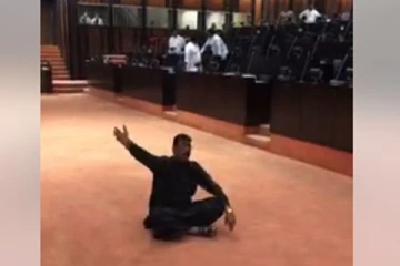 පාර්ලිමේන්තු සභා ගැබ මැද ඉඳගෙන, විරෝධය පෑ දීලීප් වෙදාරච්චි..(PHOTOS)
