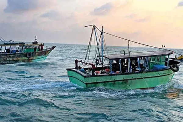 ராமேஸ்வரம் கடற்றொழிலாளர்களின் விசைப்படகுகளை மோதிக் கவிழ்க்க முயற்சி - ராமேஸ்வரத்தில் பரபரப்பு | Fishermen Of Tamil Nadu Sl Navy