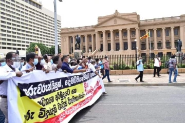 நாட்டில் பொதுக்கூட்டங்களிற்கு வருகிறது ஆப்பு