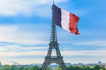 மேலும் 20 அடி உயர்ந்த ஈபிள் கோபுரம்!