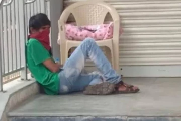 கொரோனா வார்டில் மனைவி! 5 நாள் குழந்தையுடன் வெளியில் காத்திருக்கும் கணவன்... மனதை உருக்கும் புகைப்படம்