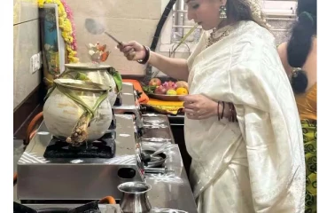 தனுஷ் இல்லாமல் தந்தையின் காலில் விழுந்த ஐஸ்வர்யா! வைரலாகும் புகைப்படம்