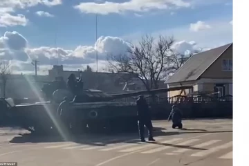 துணிச்சலாக ரஷ்ய டாங்குகளை நேருக்கு நேராக எதிர்த்து நிற்கும் உக்ரைன் குடிமக்கள்: ஆச்சரியத்தை ஏற்படுத்தும் காட்சிகள்