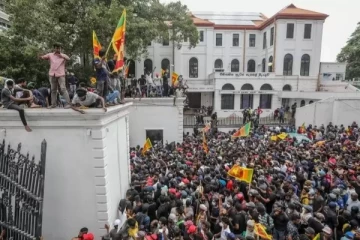 இலங்கையில் பிரதமர் அலுவலகத்தை கைப்பற்றிய போராட்டகாரர்கள்..!