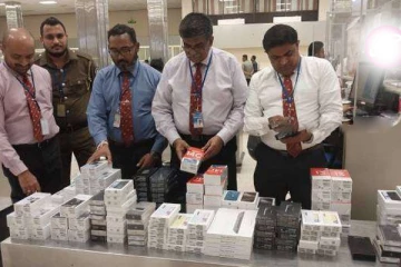 ஆள் ஒரு விமானத்தில் பொதிகள் ஒரு விமானத்தில்; சுங்க அதிகாரிகளிடம் சிக்கிய வர்த்தகர்