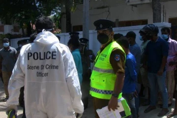 பேத்தியைக் காப்பாற்ற முயன்ற பாட்டி முச்சக்கர வண்டியில் மோதி உயிரிழப்பு