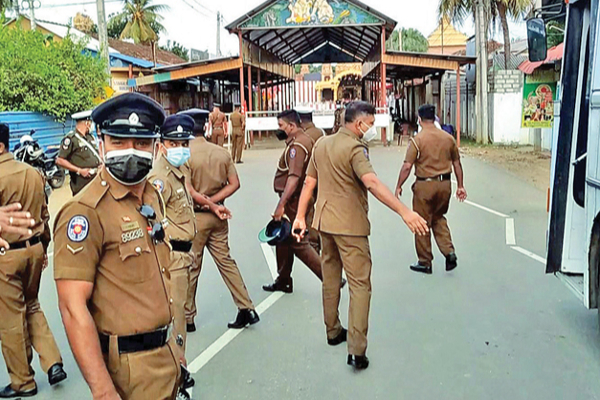 யாழில் வீடு புகுந்து பயங்கர தாக்குதல் நடத்திய மர்ம நபர்கள்! | Mysterious Criminals Who Broke A House In Yali