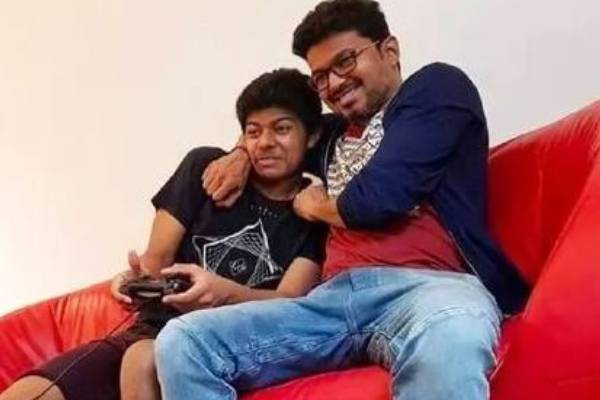 விஜய்யின் ஹிட் படத்திற்காக அவரது மகனின் வித்தியாசமான வாழ்த்து- இதுவரை வெளிவராத தகவல் | Jason Vijay Different Wishes For His Father Vijay