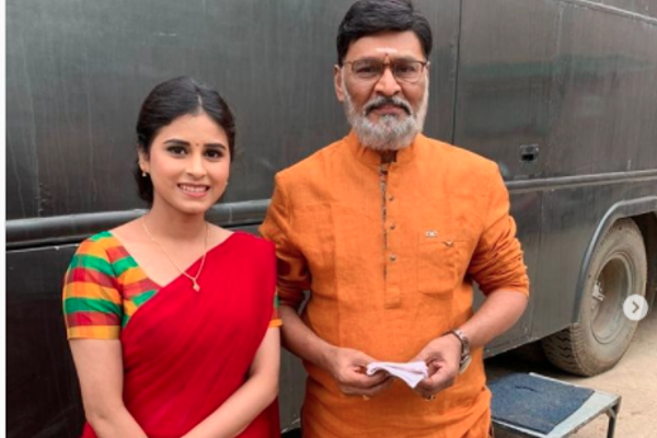 மூத்த முன்னணி பிரபலத்துடன் பாக்கியலட்சுமி சீரியல் நடிகை ரித்திகா.. யாருடன் இருக்கிறார் தெரியுமா | Rithika With Popular Actor