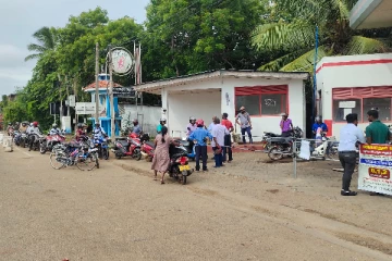 கிளிநொச்சியில் எரிபொருள் வழங்கும் பணி மூன்றாவது நாளாகவும் முன்னெடுப்பு(Photos)