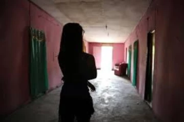 தமிழர் பகுதியில் இயங்கிய விபச்சார விடுதி ; பெண்ணுடன் பிடிபட்ட முகாமையாளர்