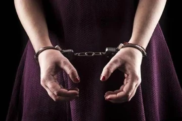 காதலுக்கு எதிர்ப்பு..13 பேர் கொண்ட தனது குடும்பத்தையே கொடூரமாக கொன்ற பெண் !