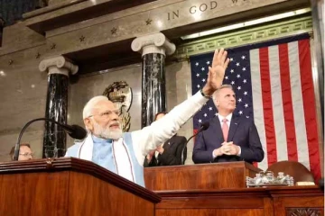 அமெரிக்க நாடாளுமன்றத்தில் பிரதமர் மோடி: 15 முறை எழுந்து நின்று கைதட்டிய எம்.பிக்கள்