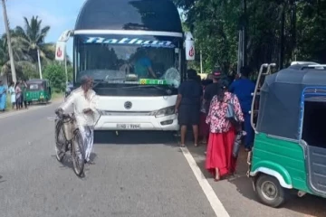 கண்டி-யாழ்ப்பாணம் வீதியில் பற்றி எரிந்த சொகுசு பேருந்து ; யாத்ரீகளுக்கு நடந்த அசம்பாவிதம்