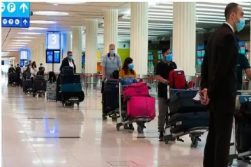 வெளிநாடு ஒன்றிலிருந்து வந்தவரிடம் கட்டுநாயக்காவில் கைப்பற்றப்பட்ட பொருட்கள்(படங்கள்)