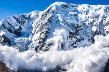 பனிச்சரிவில் சிக்கிய 8 பேருக்கு நேர்ந்த நிலை!