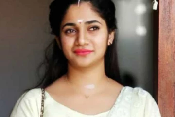 தனது அப்பாவின் இறப்பிற்கு பின் லாஸ்லியா கமிட்டான முதல் விஷயம்- புகைப்படத்துடன் இதோ