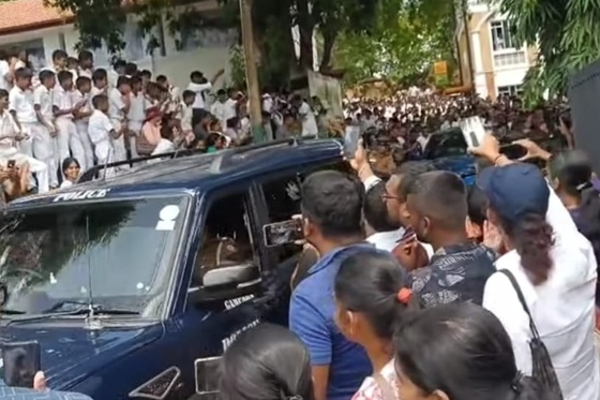 பாடசாலை ஒன்றில் ஏற்பட்ட பரபரப்பு - பொலிஸாரினால் அதிரடியாக வெளியேற்றப்பட்ட அதிபர் | Principal Escorted With Police After Protests பாடசாலை ஒன்றில் ஏற்பட்ட பரபரப்பு - பொலிஸாரினால் அதிரடியாக வெளியேற்றப்பட்ட அதிபர் | Principal Escorted With Police After Protests