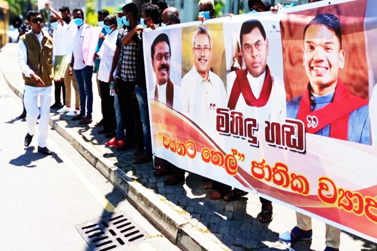 காவி உடை அணிந்து நாகப்பாம்புடன் கிளம்பிய மொட்டுக் கட்சியின் கிரேஷன் கெரமினியகே | Greshan Keraminiyage Standing While Carrying Cobra காவி உடை அணிந்து நாகப்பாம்புடன் கிளம்பிய மொட்டுக் கட்சியின் கிரேஷன் கெரமினியகே | Greshan Keraminiyage Standing While Carrying Cobra