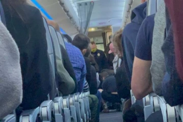 நடுவானில் அத்துமீறிய விமானப்பயணி: விமானியின் அதிரடி முடிவு