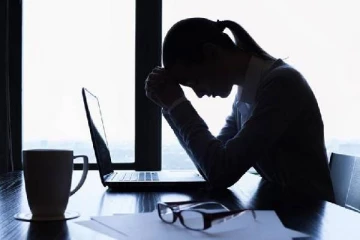 ஆபிஸ் நேரம் 5.00pm..1 நிமிடம் முன்னாடி கிளம்பிய ஊழியர் - நிறுவனம் வைத்த ஆப்பு!