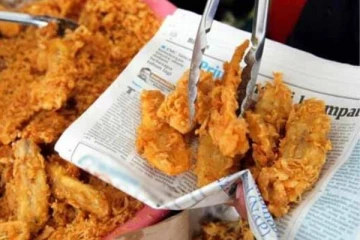 எண்ணெயில் பொரித்த  பஜ்ஜி, வடை உணவுகளை நியூஸ் பேப்பரில் வைத்து சாப்பிடுபவரா? சிறுநீரகம், கல்லீரல் பாதிக்கும் உஷார்