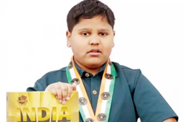 5 நிமிடத்தில் 92 ஆங்கில வாக்கியத்தை தலைகீழாக படித்து சாதனை படைத்த தமிழக சிறுவன்