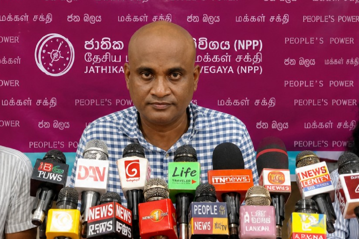 மகிந்த ராஜபக்சவின் மேடையில் தவறுதலாக நாமல் ராஜபக்சவை திருடன் என கோசமிட்ட மக்கள்! | Allegation By Makkal Sakthi Amaippu மகிந்த ராஜபக்சவின் மேடையில் தவறுதலாக நாமல் ராஜபக்சவை திருடன் என கோசமிட்ட மக்கள்! | Allegation By Makkal Sakthi Amaippu