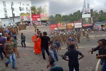 மாணவர்கள் மீது காவல்துறையினர் கண்ணீர்ப்புகை பிரயோகம்! மீண்டும் சூடு பிடிக்கும் தென்னிலங்கை (காணொளி)