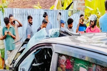 கட்டுப்பாட்டை இழந்த கார் சுவர் மீது மோதியதில் நால்வர் நால்வர் காயம்!