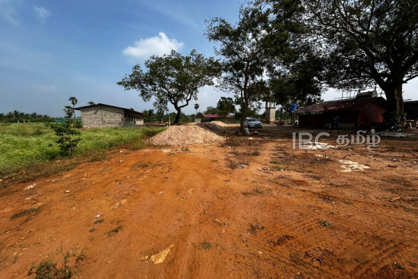 யாழில் ஆலயம் செல்ல தனியாரின் காணிக்குள் பாதை அமைக்கும் இராணுவம் : காணி உரிமையாளர்கள் கடும் எதிர்ப்பு | Army Builds Road Through Private Landin Jaffna