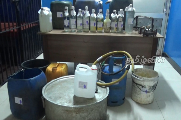 நாவலப்பிட்டியில் சட்டவிரோத மதுபான உற்பத்தியில் ஈடுபட்ட நால்வர் கைது | Four Arrested For Illegal Liquor Production