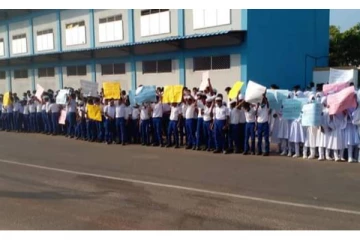 புல்மோட்டை மத்திய கல்லூரிக்கு ஆசிரியர் இடமாற்றத்தினை பெற்றுத்தருமாறு கோரி கவனயீர்ப்பு ஆர்ப்பாட்டம்(Photos)