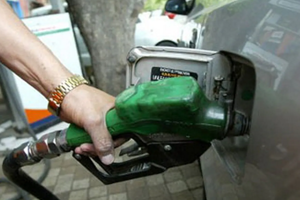 யாழில் பெற்றோல் திருடிய பொலிஸ் அதிகாரி! | A Police Officer Who Stole Petrol In Yali