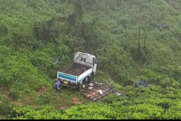 இறுதிச் சடங்கிற்கு சென்ற வாகனம் 100 அடி பள்ளத்தில் கவிழ்ந்து விபத்து | Van Funeral Falls Into 100 Foot Ravine Accident