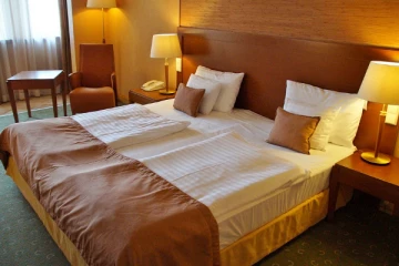 விடுதியில்  சிக்கிய  இளம் ஜோடி!