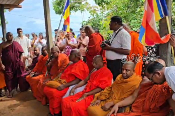 மீண்டும் திருமலையில் பதற்றம்! பொலிஸ் பாதுகாப்போடு அதே இடத்தில் வைக்கப்பட்டுள்ள புத்தர் சிலை | Trincomalee Buddhist Statue Issue மீண்டும் திருமலையில் பதற்றம்! பொலிஸ் பாதுகாப்போடு அதே இடத்தில் வைக்கப்பட்டுள்ள புத்தர் சிலை | Trincomalee Buddhist Statue Issue