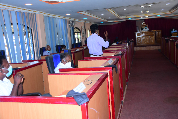 விடுதலைப்புலிகளின் தலைவர் போதைப்பொருள் கடத்தியவர் என்ற டக்ளசின் கருத்திற்கு எதிராக ஏகமனதாக நிறைவேறிய கண்டனம்! - ஐபிசி தமிழ்