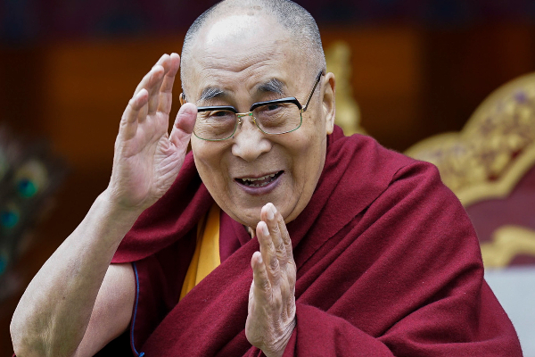 முத்தத்தால் சர்ச்சையில் சிக்கிய தலாய்லாமா; மன்னிப்பு கேட்டார்! | Dalai Lama Caught In Controversy Over Kiss