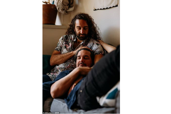 ஒரு மணிநேரம் கட்டிபிடிக்க 7000 ஆயிரமா? இளைஞரின் வினோத வைத்தியம் | Professional Cuddler Charges Rs 7000 For An Hour