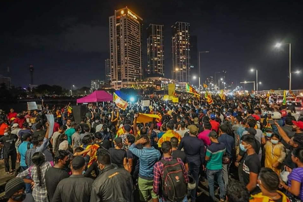 இலங்கையில் இடம்பெறும் போராட்டம் தொடர்பில் ஓர் நெகிழ்ச்சி பதிவு! | Sri Lanka Economic Crisis Galle Face Protest