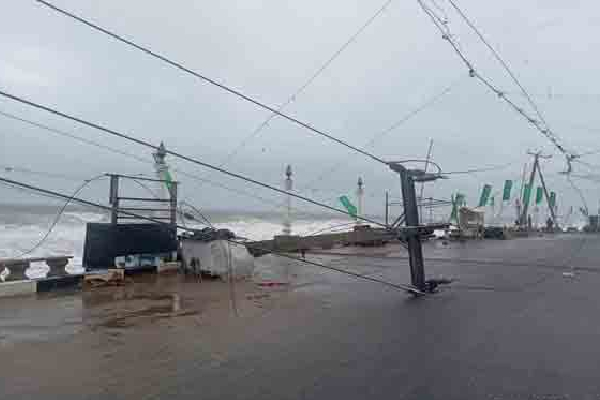 கொந்தளிக்கும் கல்முனை கடற்கரை; ஆபத்தான நிலையில் மின் கம்பங்கள் | Turbulent Kalmunai Sea Mosque Road Closed