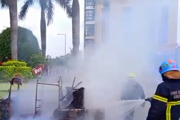 கொழும்பில் திடீரென தீப்பற்றி எரிந்த முச்சக்கரவண்டி | Three Wheeler Suddenly Catches Fire In Colombo